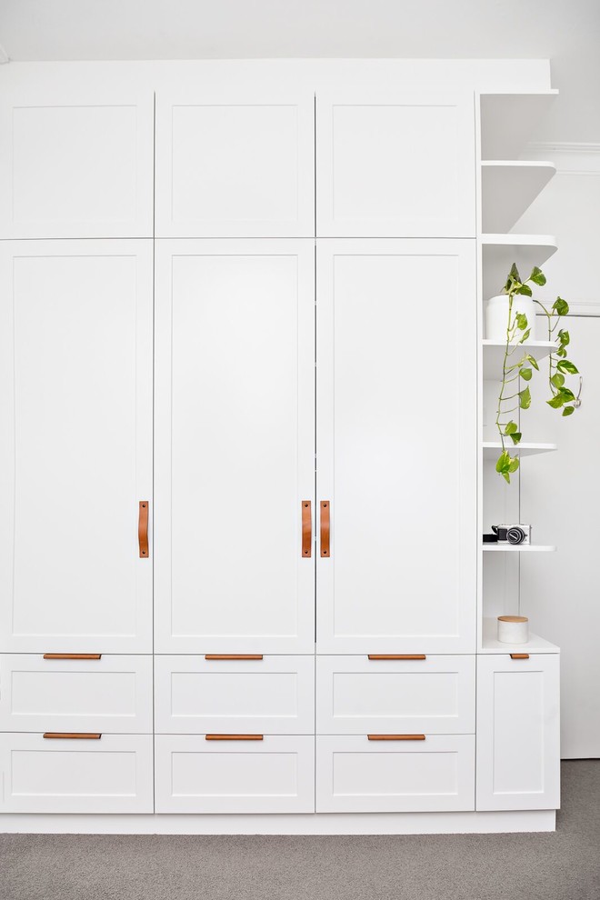 Idées déco pour un dressing room scandinave de taille moyenne et neutre avec un placard à porte shaker, des portes de placard blanches, moquette et un sol marron.