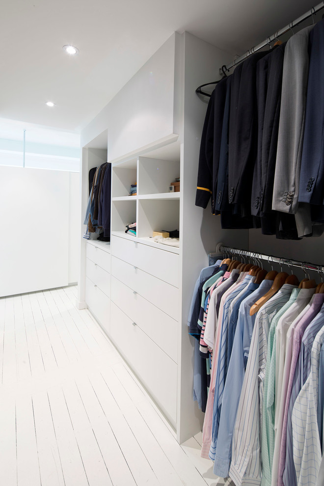 Kleiner, Neutraler Moderner Begehbarer Kleiderschrank mit gebeiztem Holzboden und weißen Schränken in Sydney