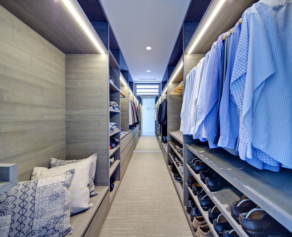 Пример оригинального дизайна: гардеробная комната в современном стиле с открытыми фасадами, серыми фасадами, ковровым покрытием и серым полом для мужчин