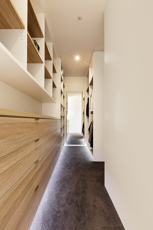 Свежая идея для дизайна: гардеробная комната унисекс в скандинавском стиле с плоскими фасадами, светлыми деревянными фасадами и ковровым покрытием - отличное фото интерьера