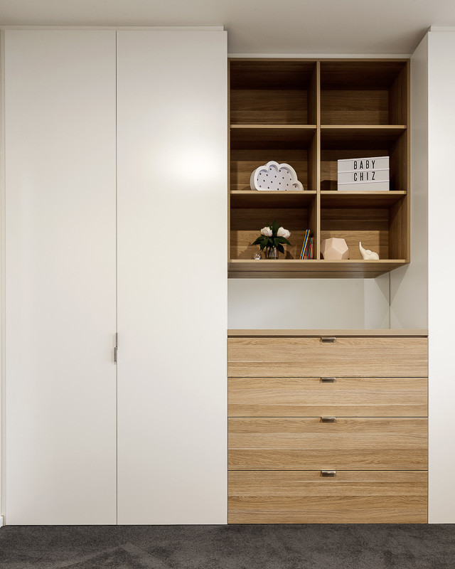 Стильный дизайн: гардеробная комната унисекс в скандинавском стиле с ковровым покрытием, плоскими фасадами и светлыми деревянными фасадами - последний тренд