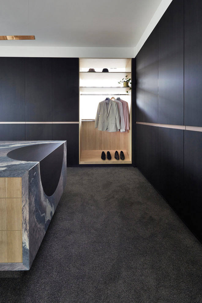 Esempio di una grande cabina armadio unisex design con ante nere, moquette e pavimento grigio