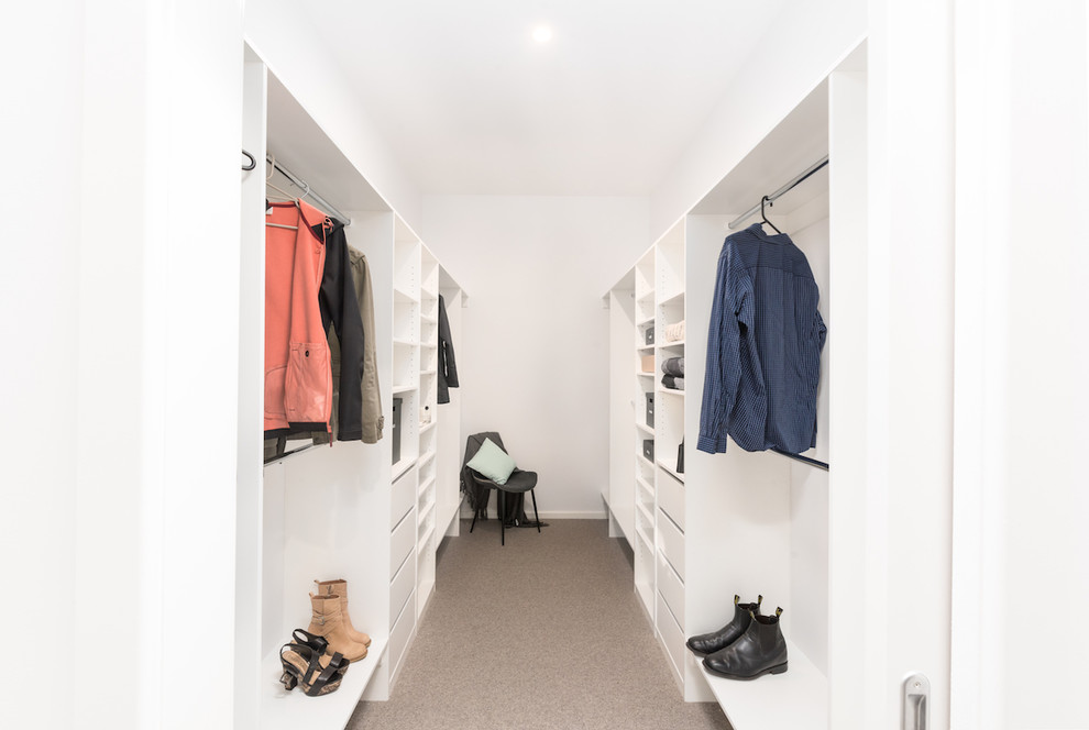 Свежая идея для дизайна: гардеробная комната среднего размера, унисекс в современном стиле с ковровым покрытием и коричневым полом - отличное фото интерьера