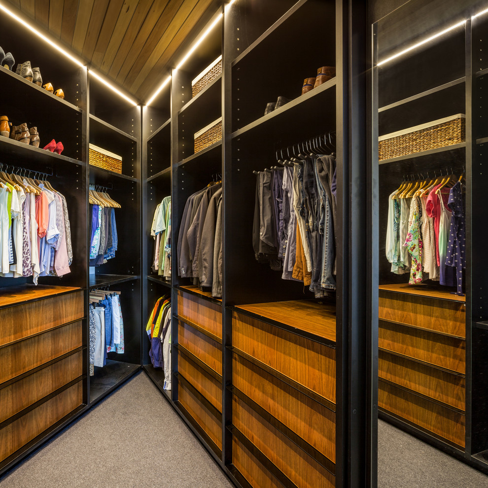Imagen de armario vestidor unisex contemporáneo extra grande con puertas de armario de madera oscura
