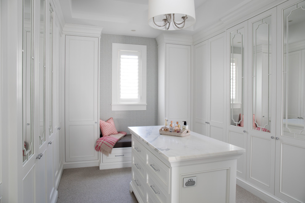 Пример оригинального дизайна: гардеробная комната в классическом стиле с фасадами с утопленной филенкой, белыми фасадами и белым полом для женщин