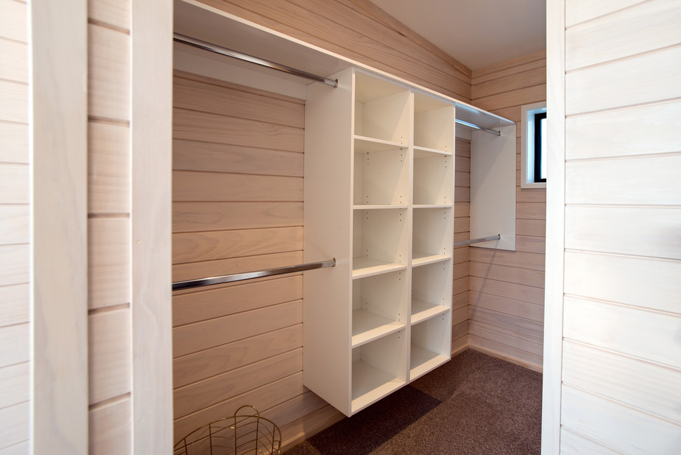 Diseño de armario vestidor unisex nórdico grande con armarios abiertos, puertas de armario blancas, moqueta y suelo gris