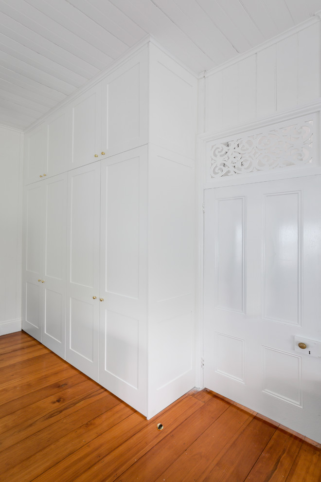Foto de armario unisex clásico de tamaño medio con armarios estilo shaker y puertas de armario blancas