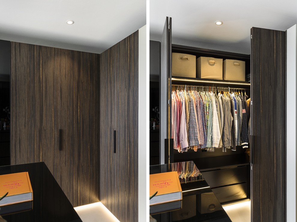 На фото: большая гардеробная комната в стиле модернизм с плоскими фасадами, коричневыми фасадами, полом из керамической плитки и бежевым полом для мужчин