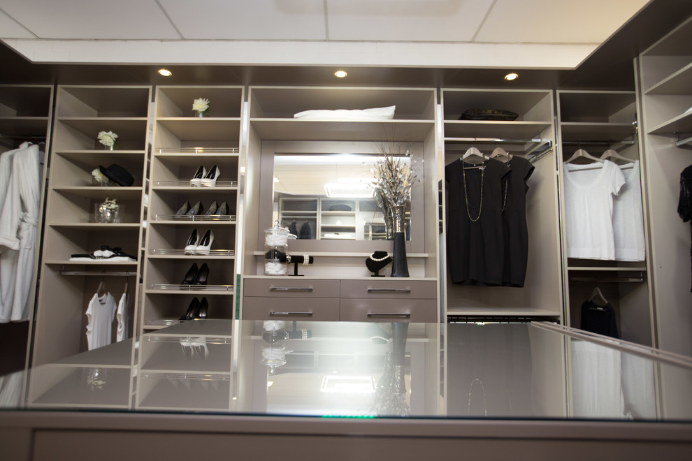Geräumiges Modernes Ankleidezimmer mit Ankleidebereich, offenen Schränken, grauen Schränken und Teppichboden in Perth