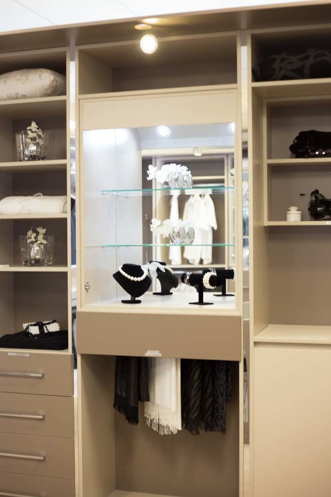 Modelo de vestidor de mujer actual extra grande con armarios abiertos, puertas de armario grises y moqueta
