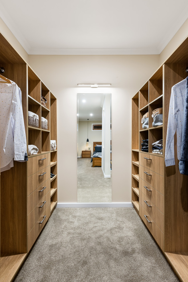 Idéer för ett mellanstort modernt walk-in-closet för könsneutrala, med skåp i ljust trä, heltäckningsmatta och grått golv