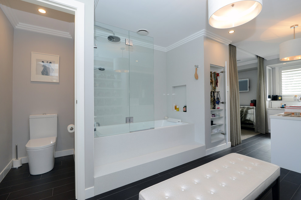 Diseño de cuarto de baño actual grande con puertas de armario blancas y suelo de baldosas de porcelana