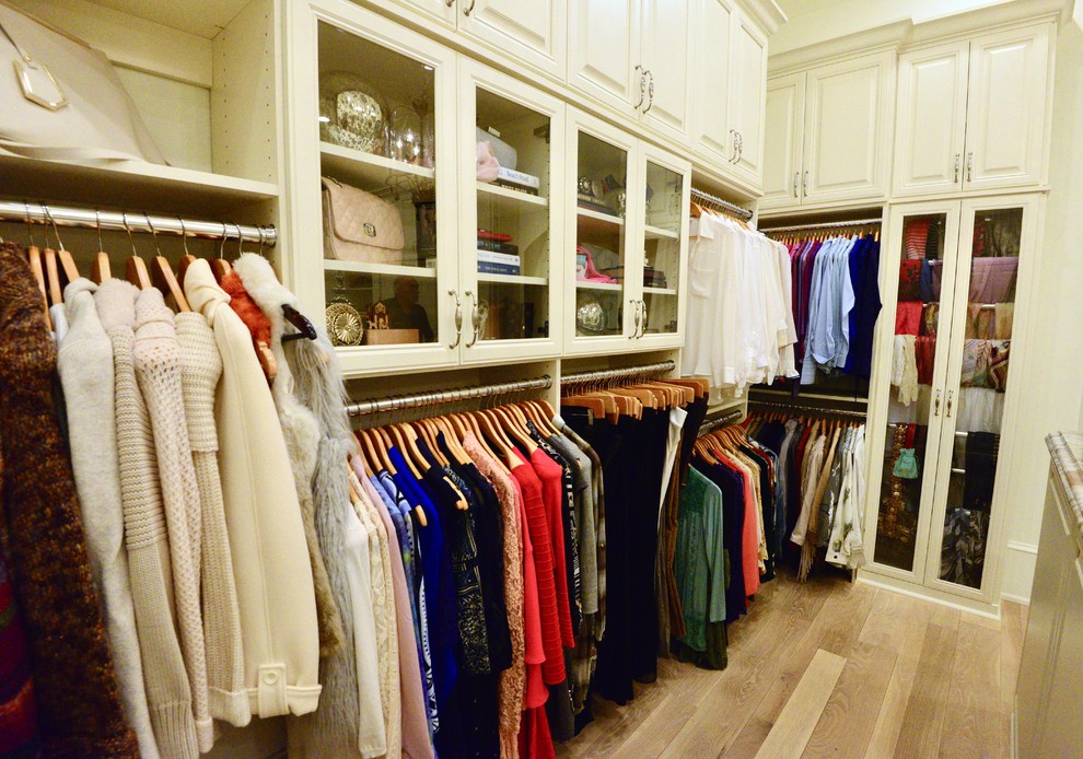 Ejemplo de armario y vestidor tradicional extra grande con suelo de madera clara y suelo beige