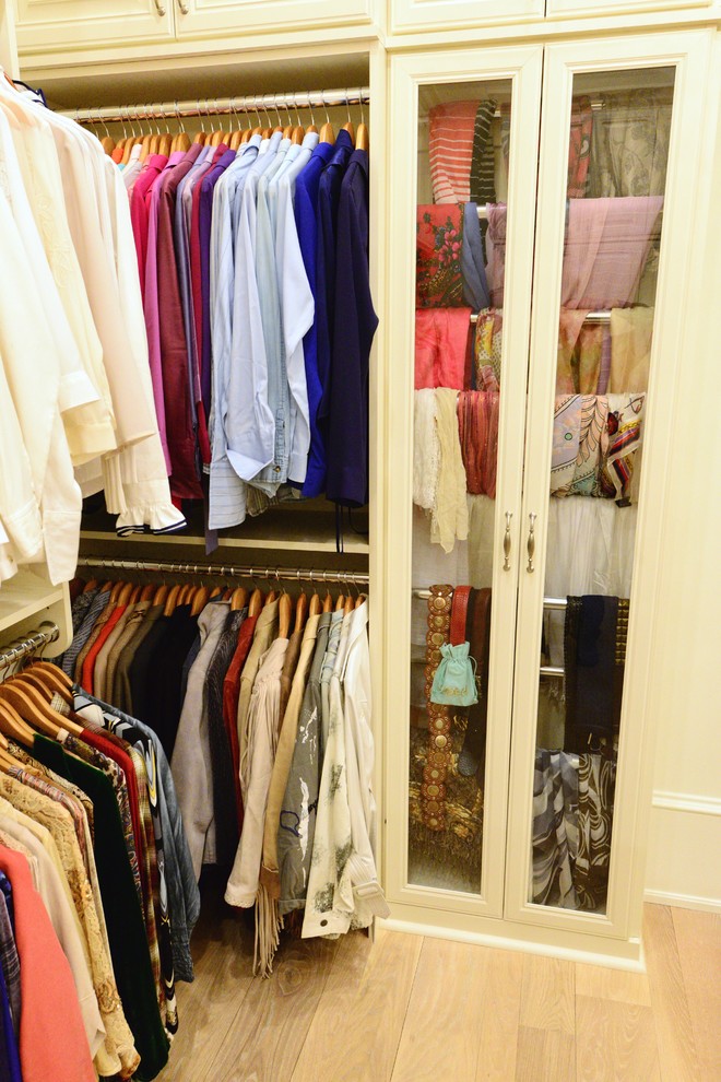 Foto de armario y vestidor tradicional extra grande con suelo de madera clara y suelo beige