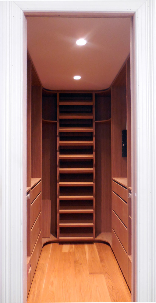 Modelo de armario vestidor unisex pequeño con suelo de madera clara, armarios abiertos y puertas de armario de madera oscura