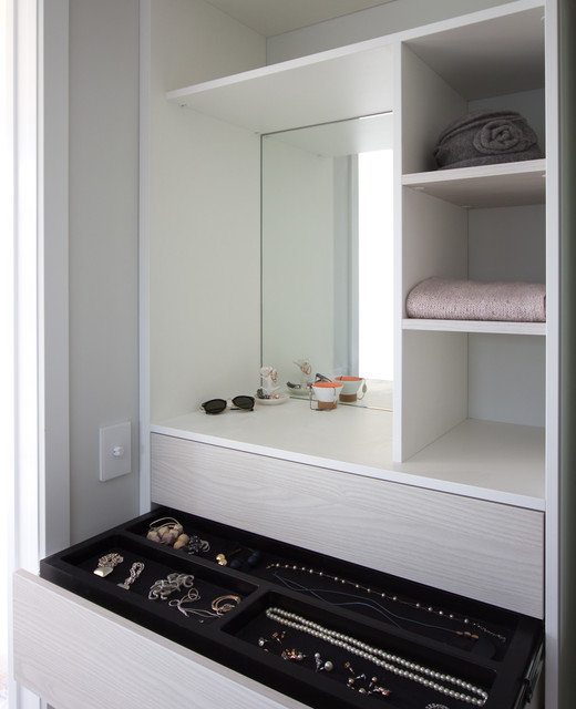 Green Haven Homes Showhome Walk In Wardrobe Modern Wardrobe