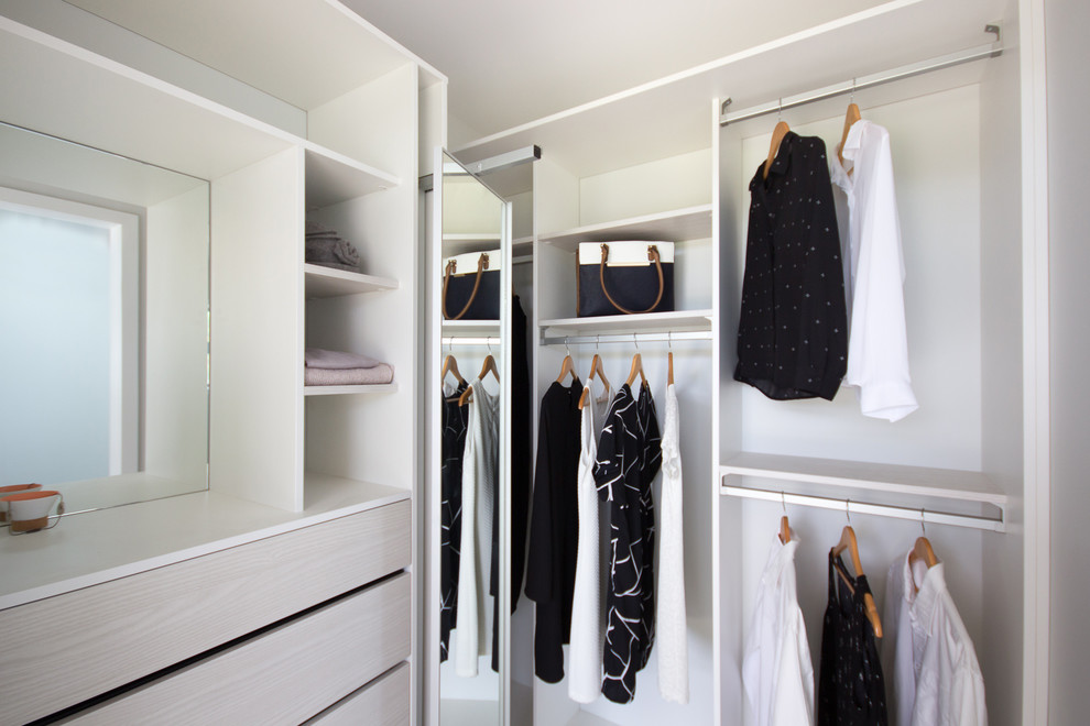 Свежая идея для дизайна: шкаф в нише среднего размера, унисекс в стиле модернизм с белыми фасадами - отличное фото интерьера