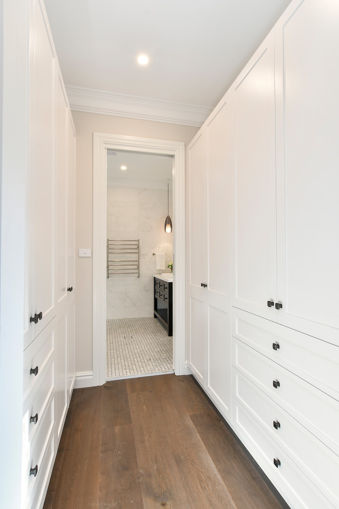 Ejemplo de armario vestidor minimalista pequeño con armarios estilo shaker y puertas de armario blancas