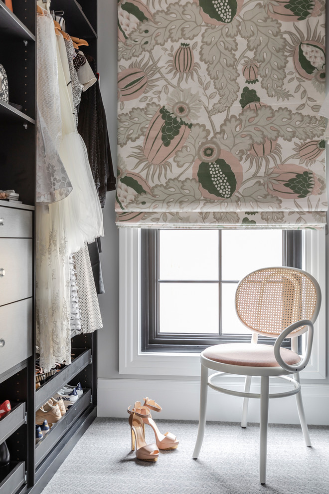 Источник вдохновения для домашнего уюта: гардеробная комната в стиле неоклассика (современная классика) с плоскими фасадами, серыми фасадами, ковровым покрытием и белым полом
