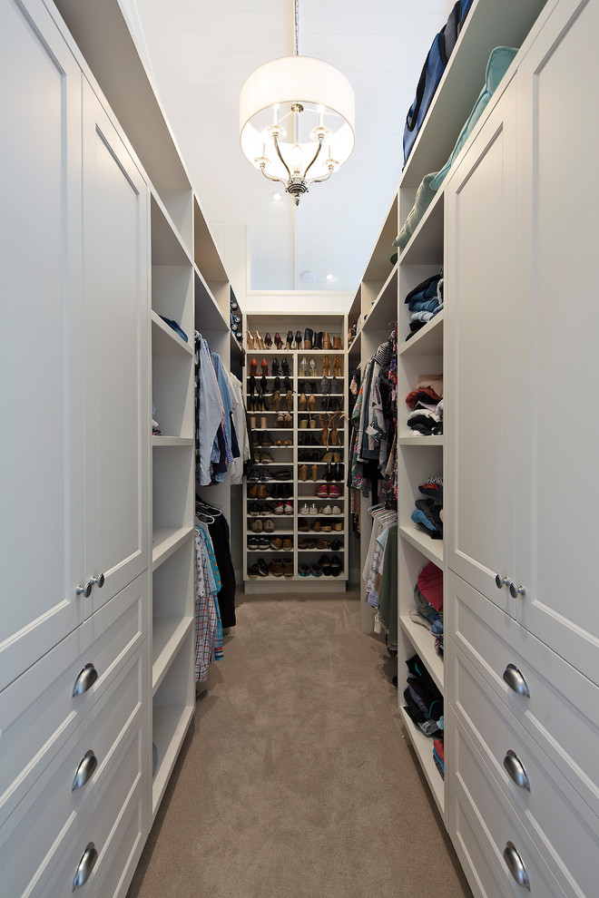 Imagen de armario vestidor unisex marinero pequeño con armarios estilo shaker, puertas de armario beige, moqueta y suelo gris