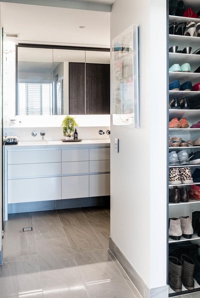 Idee per una cabina armadio unisex minimalista di medie dimensioni con ante bianche, pavimento con piastrelle in ceramica e pavimento grigio