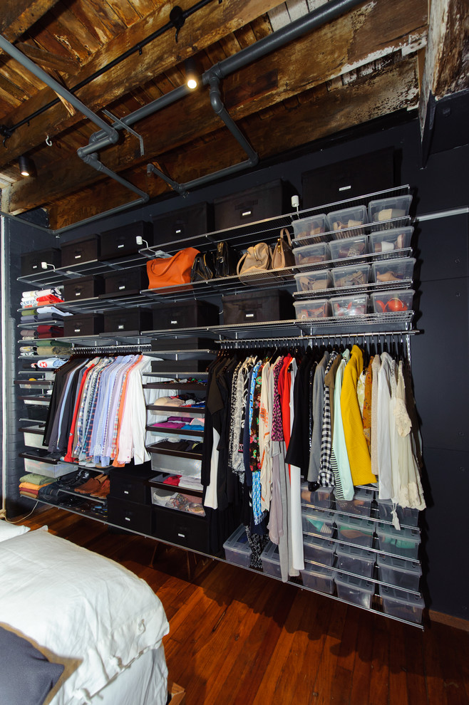 Стильный дизайн: гардеробная комната среднего размера в стиле лофт - последний тренд