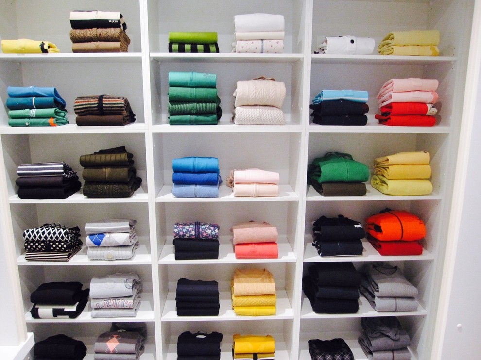 Mittelgroßer Moderner Begehbarer Kleiderschrank mit offenen Schränken, weißen Schränken und hellem Holzboden in Sydney