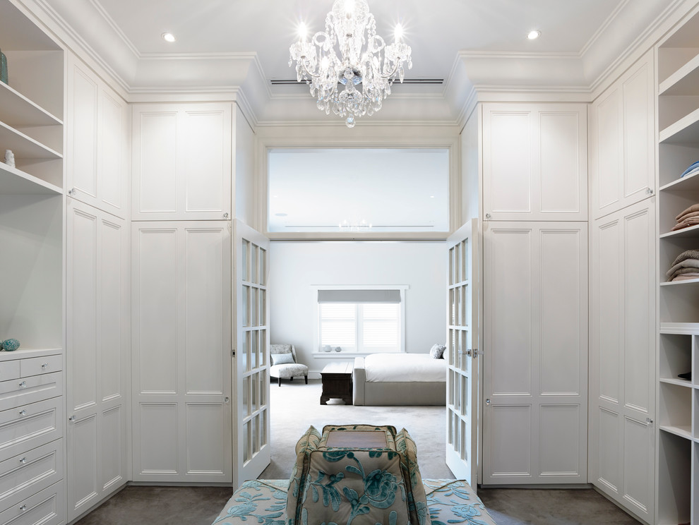 メルボルンにある中くらいなトラディショナルスタイルのおしゃれなフィッティングルーム (落し込みパネル扉のキャビネット、白いキャビネット、カーペット敷き) の写真