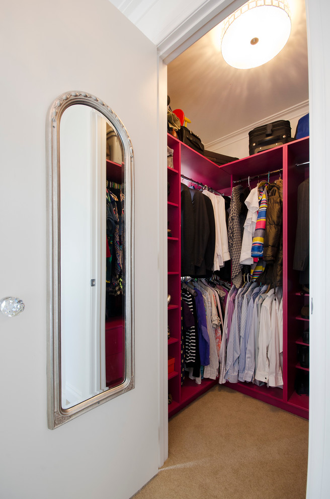 Источник вдохновения для домашнего уюта: гардеробная комната унисекс, среднего размера в современном стиле с плоскими фасадами, красными фасадами, ковровым покрытием и бежевым полом