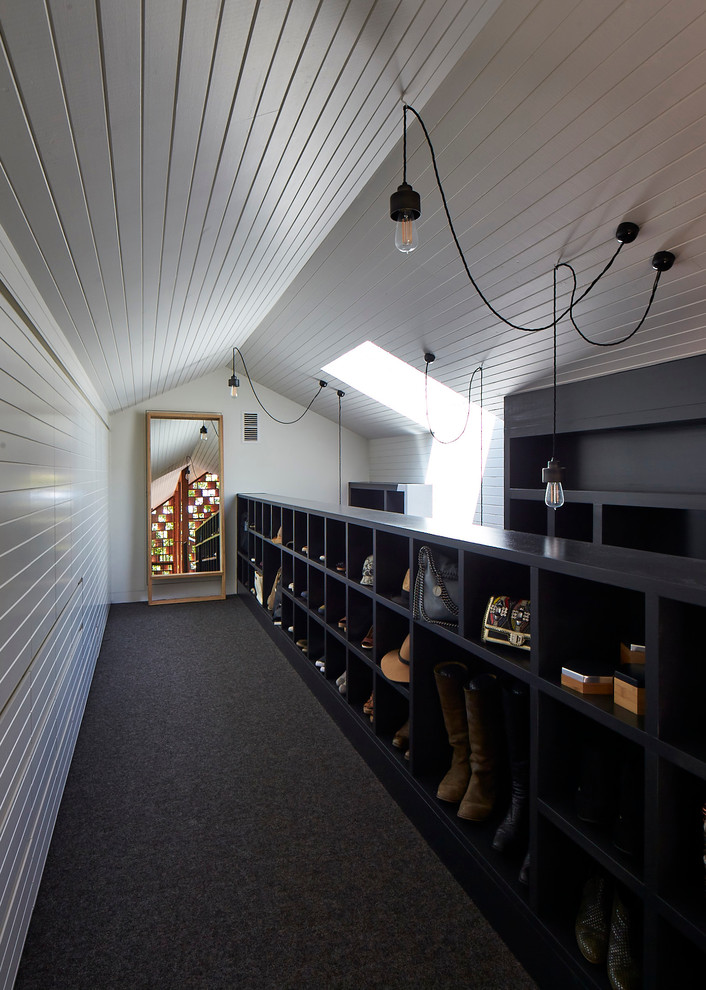 Inspiration for a contemporary closet remodel in Melbourne