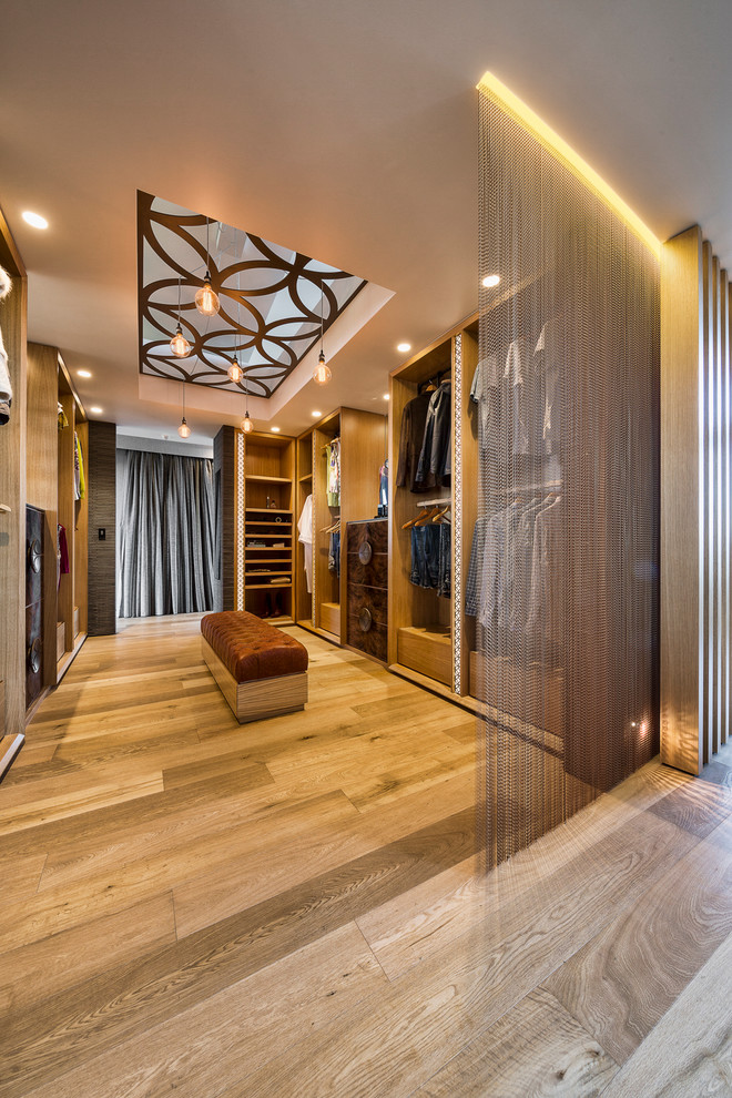 Neutrales Modernes Ankleidezimmer mit hellbraunen Holzschränken und braunem Holzboden in Brisbane