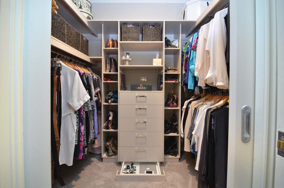 Ejemplo de armario vestidor de mujer contemporáneo pequeño con puertas de armario beige y moqueta