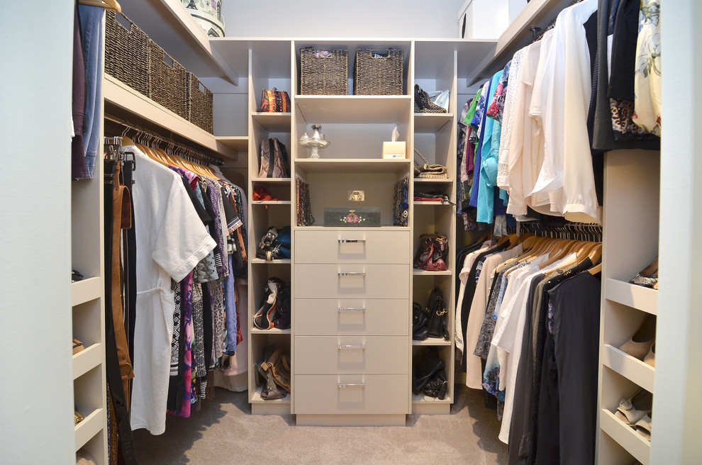 Bild på ett litet funkis walk-in-closet för kvinnor, med beige skåp och heltäckningsmatta