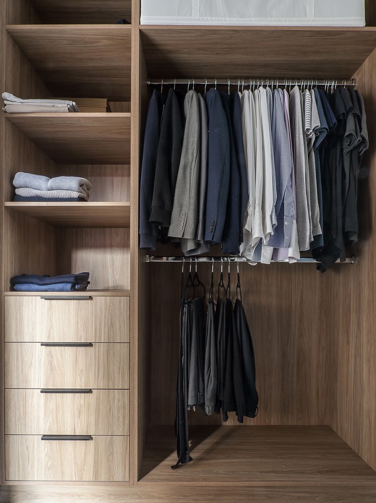 Modelo de armario vestidor unisex minimalista pequeño con puertas de armario de madera oscura, moqueta y suelo gris