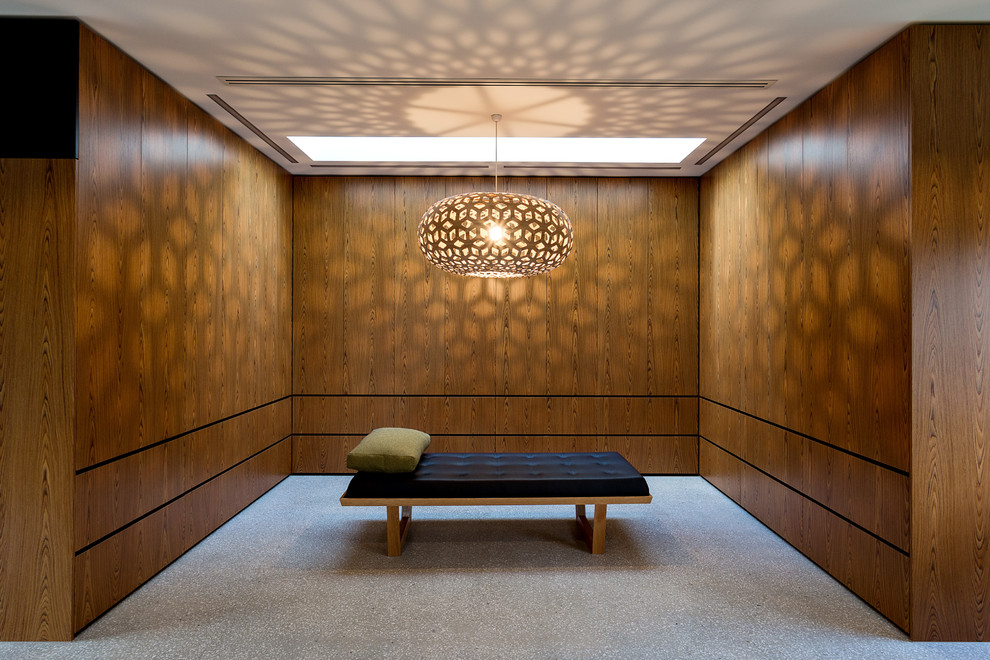Стильный дизайн: большая гардеробная комната унисекс в современном стиле с бетонным полом - последний тренд