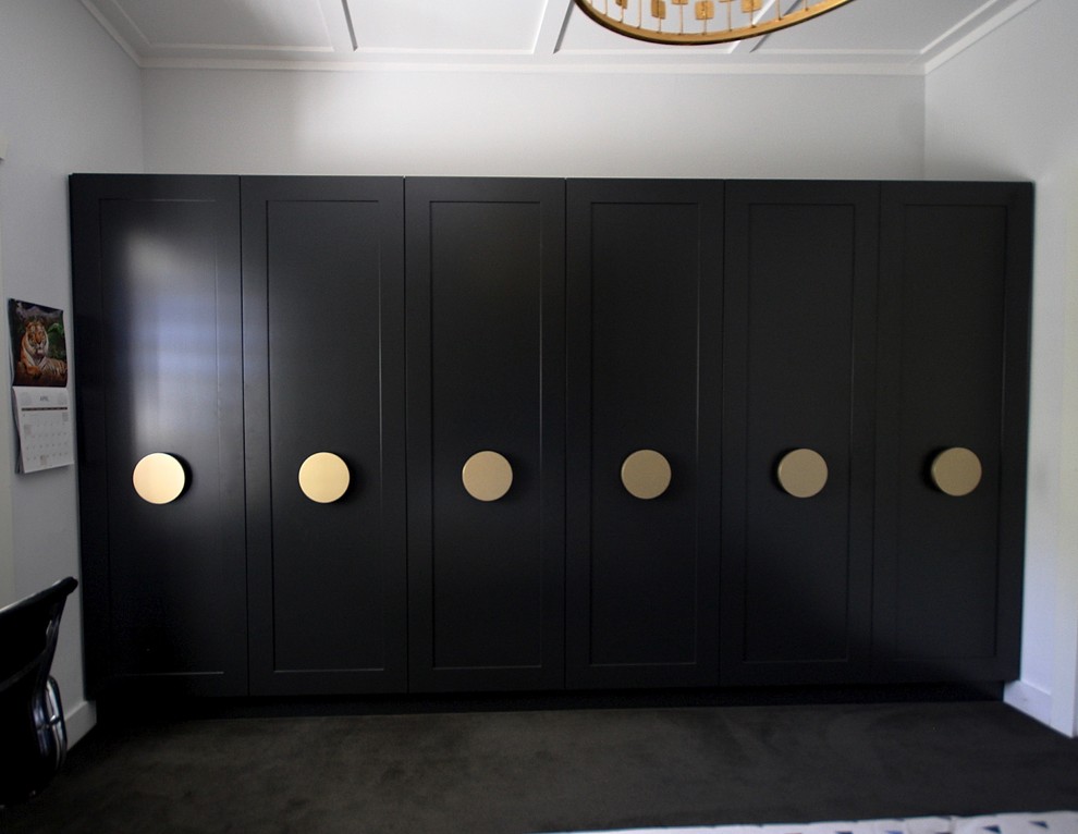 Стильный дизайн: большой шкаф в нише унисекс в стиле неоклассика (современная классика) с фасадами в стиле шейкер, белыми фасадами, ковровым покрытием и черным полом - последний тренд