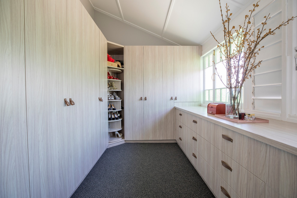 Стильный дизайн: гардеробная комната среднего размера в стиле фьюжн с плоскими фасадами, светлыми деревянными фасадами, ковровым покрытием и серым полом - последний тренд