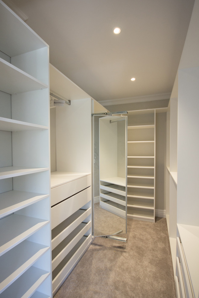 Источник вдохновения для домашнего уюта: гардеробная комната среднего размера, унисекс в стиле модернизм с белыми фасадами