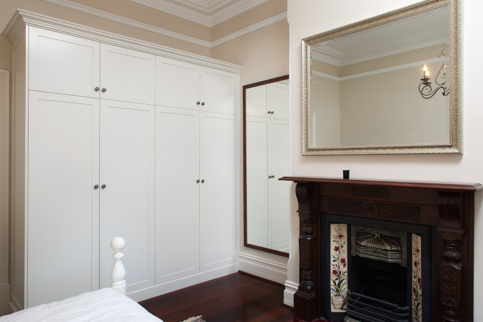Свежая идея для дизайна: шкаф в нише в классическом стиле с фасадами с утопленной филенкой и белыми фасадами - отличное фото интерьера