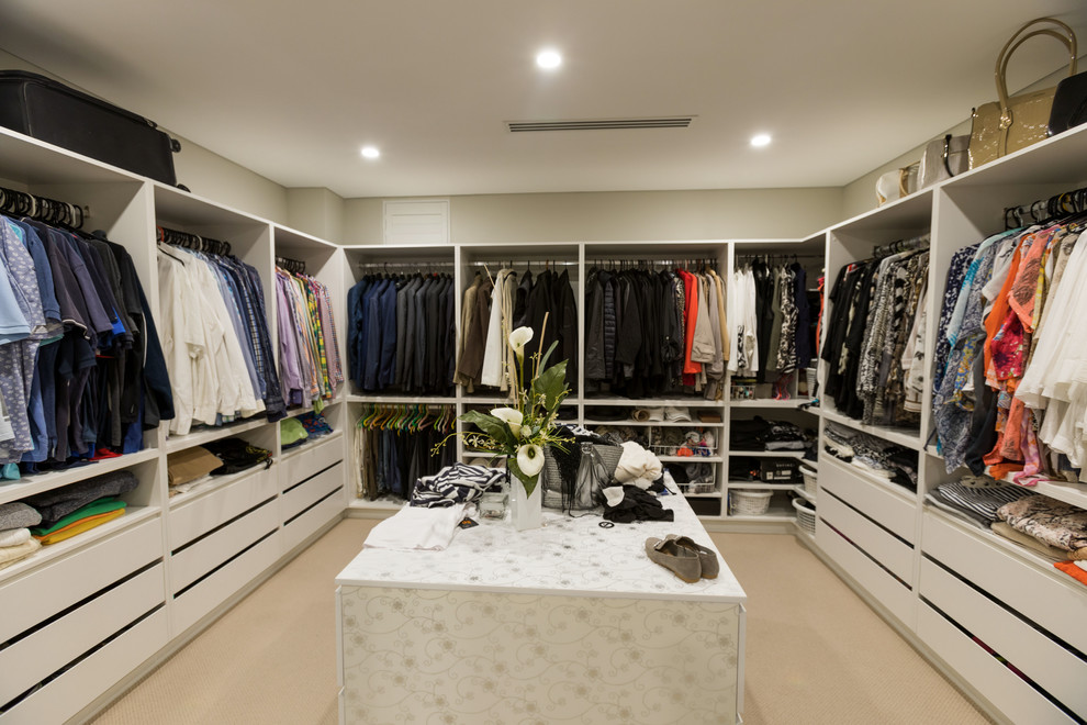 Geräumiger, Neutraler Klassischer Begehbarer Kleiderschrank mit Lamellenschränken, weißen Schränken, Teppichboden und grauem Boden in Perth