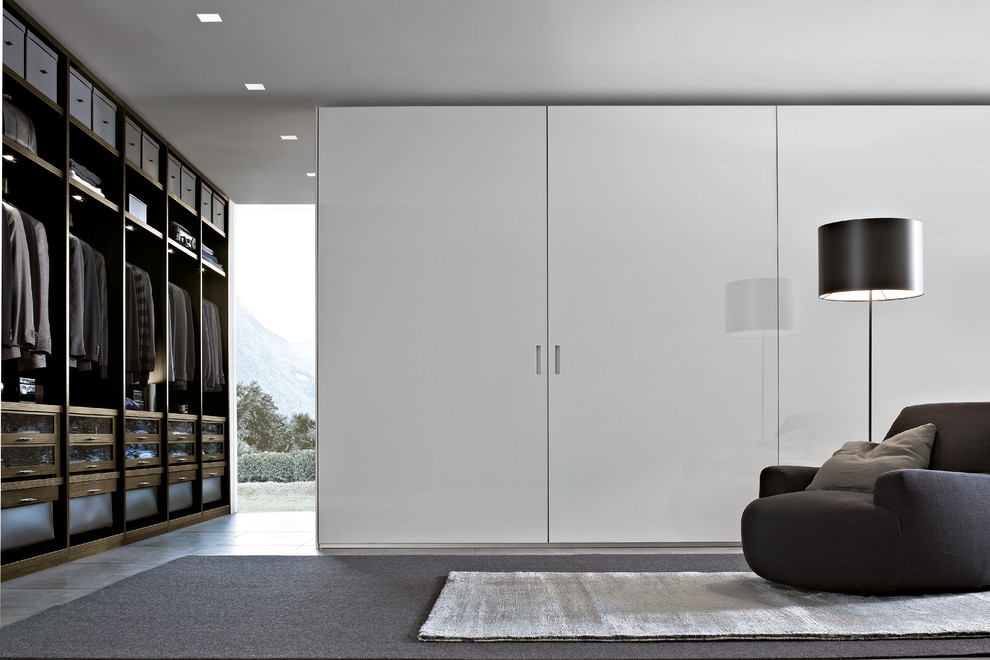 Modernes Ankleidezimmer mit weißen Schränken in Sydney