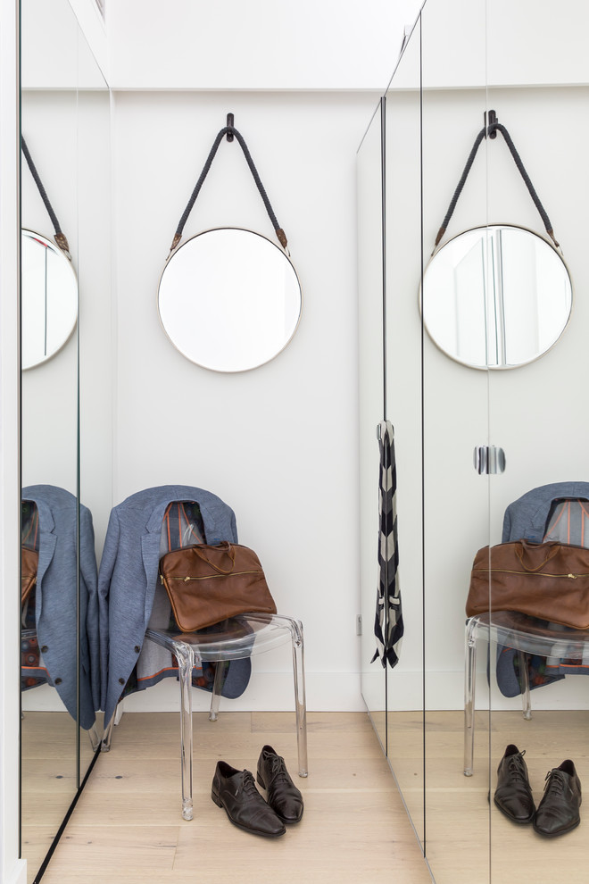 Kleiner, Neutraler Moderner Begehbarer Kleiderschrank mit hellem Holzboden in Sydney