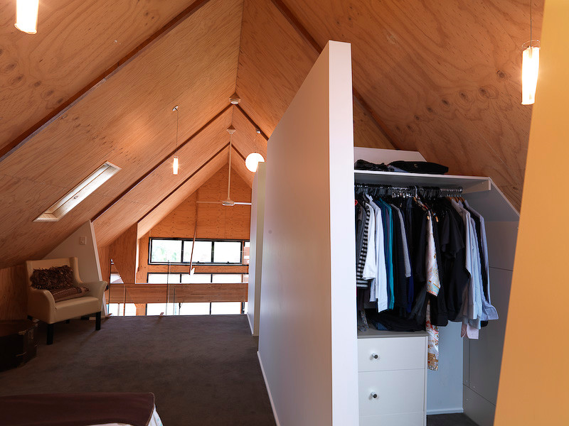 Idee per una piccola cabina armadio unisex minimalista con ante lisce, ante bianche e moquette