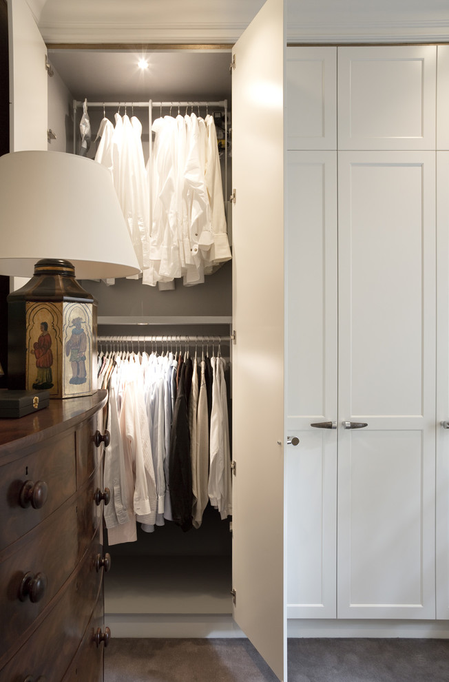 Imagen de armario de hombre clásico de tamaño medio con armarios con paneles empotrados, puertas de armario blancas y moqueta