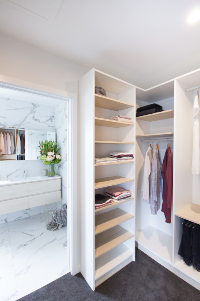 Diseño de armario vestidor unisex nórdico de tamaño medio con puertas de armario blancas