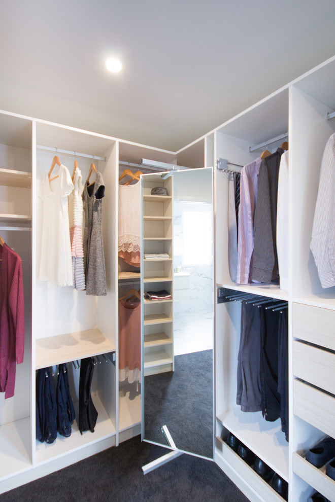 Diseño de armario vestidor unisex escandinavo de tamaño medio con puertas de armario blancas