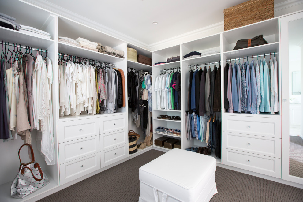 Ejemplo de vestidor unisex clásico grande con armarios con paneles empotrados, puertas de armario blancas, moqueta y suelo gris
