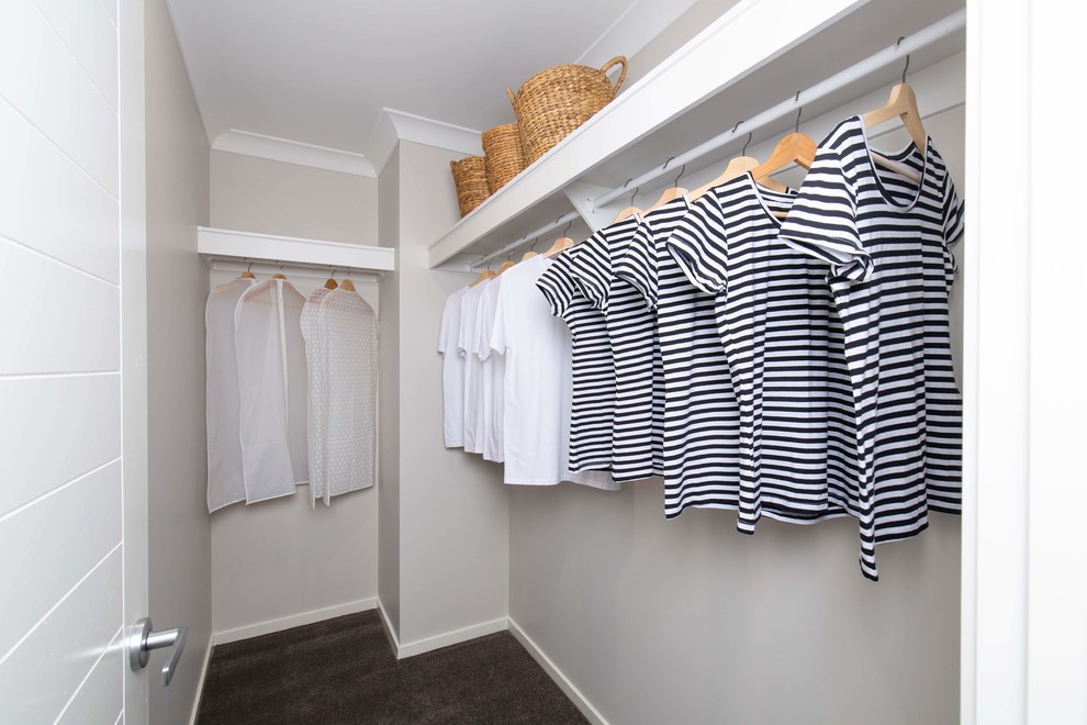 Foto de armario vestidor unisex costero de tamaño medio con moqueta y suelo gris