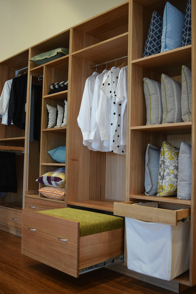 Foto de armario y vestidor minimalista grande