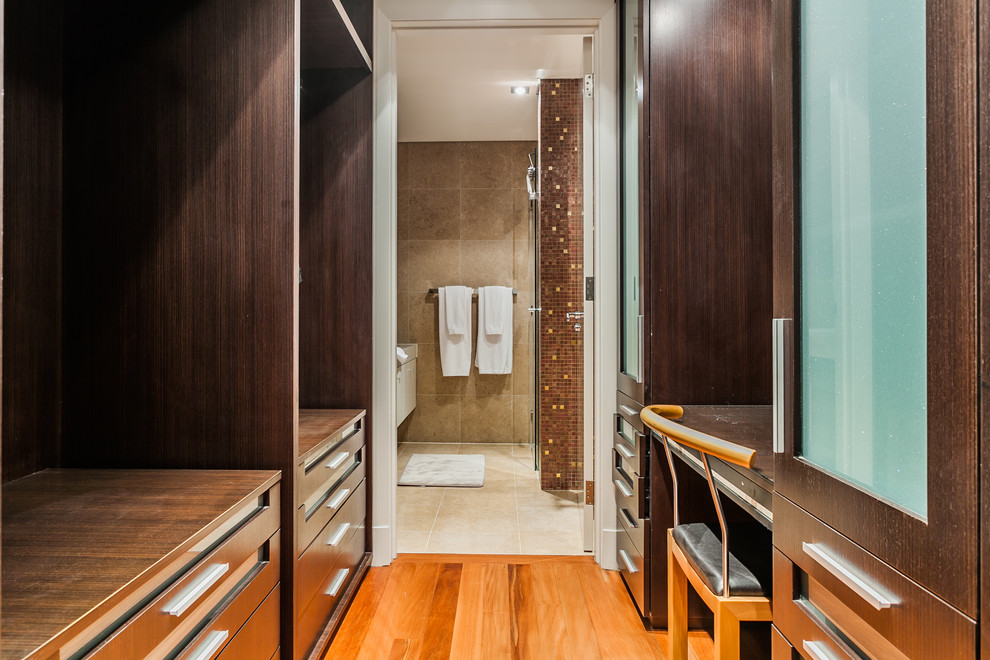 Neutrales Modernes Ankleidezimmer mit Ankleidebereich, flächenbündigen Schrankfronten, dunklen Holzschränken und braunem Holzboden in Perth